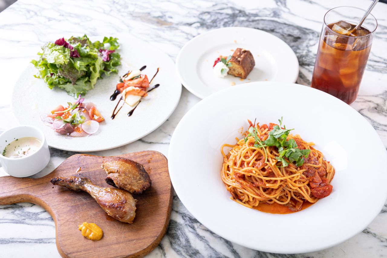 [Weekday lunch only] Freshly baked! Lunch set with your choice of main dish, such as rotisserie chicken or pasta!