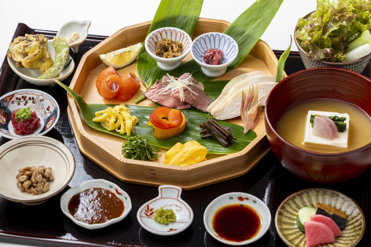 Hand-rolled sushi (with natto)