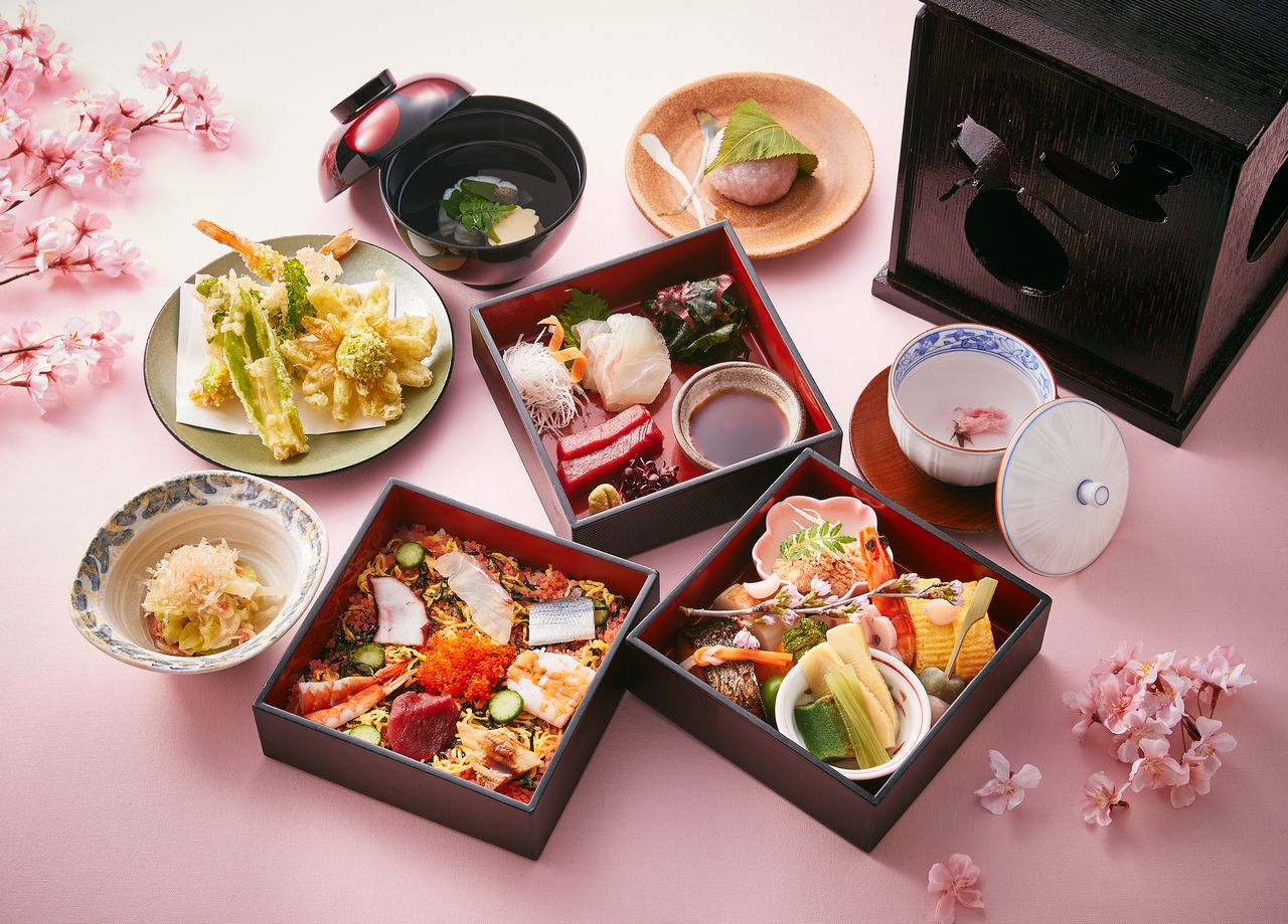 Seasonal three-tiered bento box: 6,800 yen (tax and service charge included)