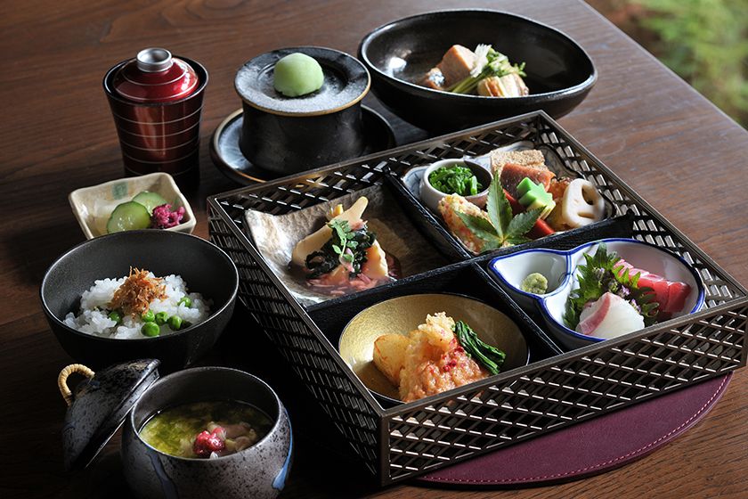 【Yamazakura】 Seasonal dishes served box lunch style with One Drink and Soup