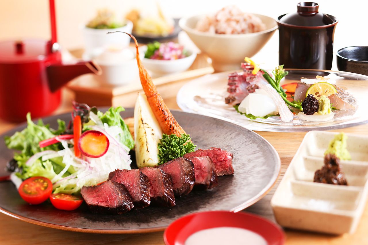 [ Weekends and holidays only ] Tajima Beef & Sashimi Lunch Course