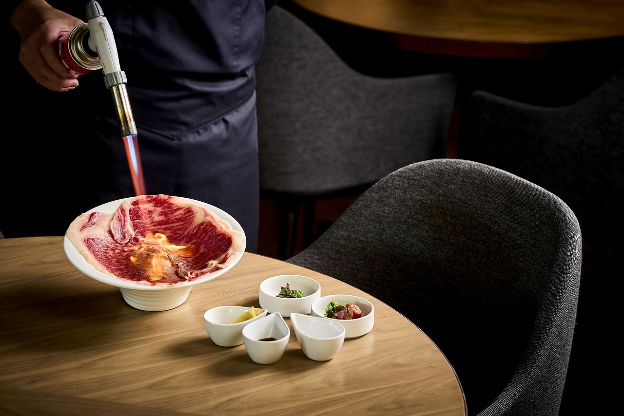 近江牛サーロイン薄切り肉の炙り丼と京都黒七味唐辛子