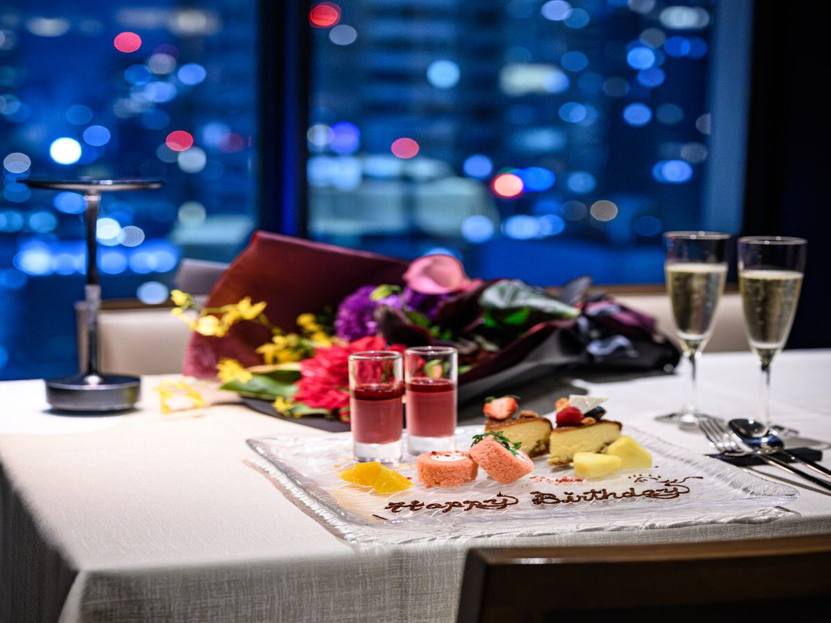  Anniversary Course　窓側席+乾杯スパークリングワイン+メッセージ付デザートプレート(￥12.000)