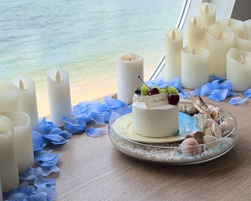 含桌面装饰的午餐纪念日套餐