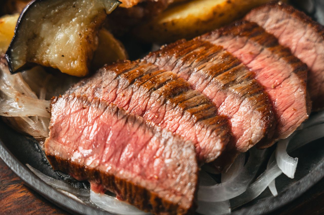 ♠︎Luxurious tapas with Kobe Beef A5 teppan steak — 200g lean cut♠︎ (Can also be served on a plate) Includes an appetizer assortment, soup, salad, house-made pilaf, white rice or bread, and dessert. ◎ Can be changed to a selected lean cut or a marbled (fatty) steak.