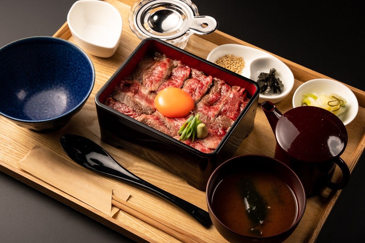 Tazón de arroz con bistec poco hecho