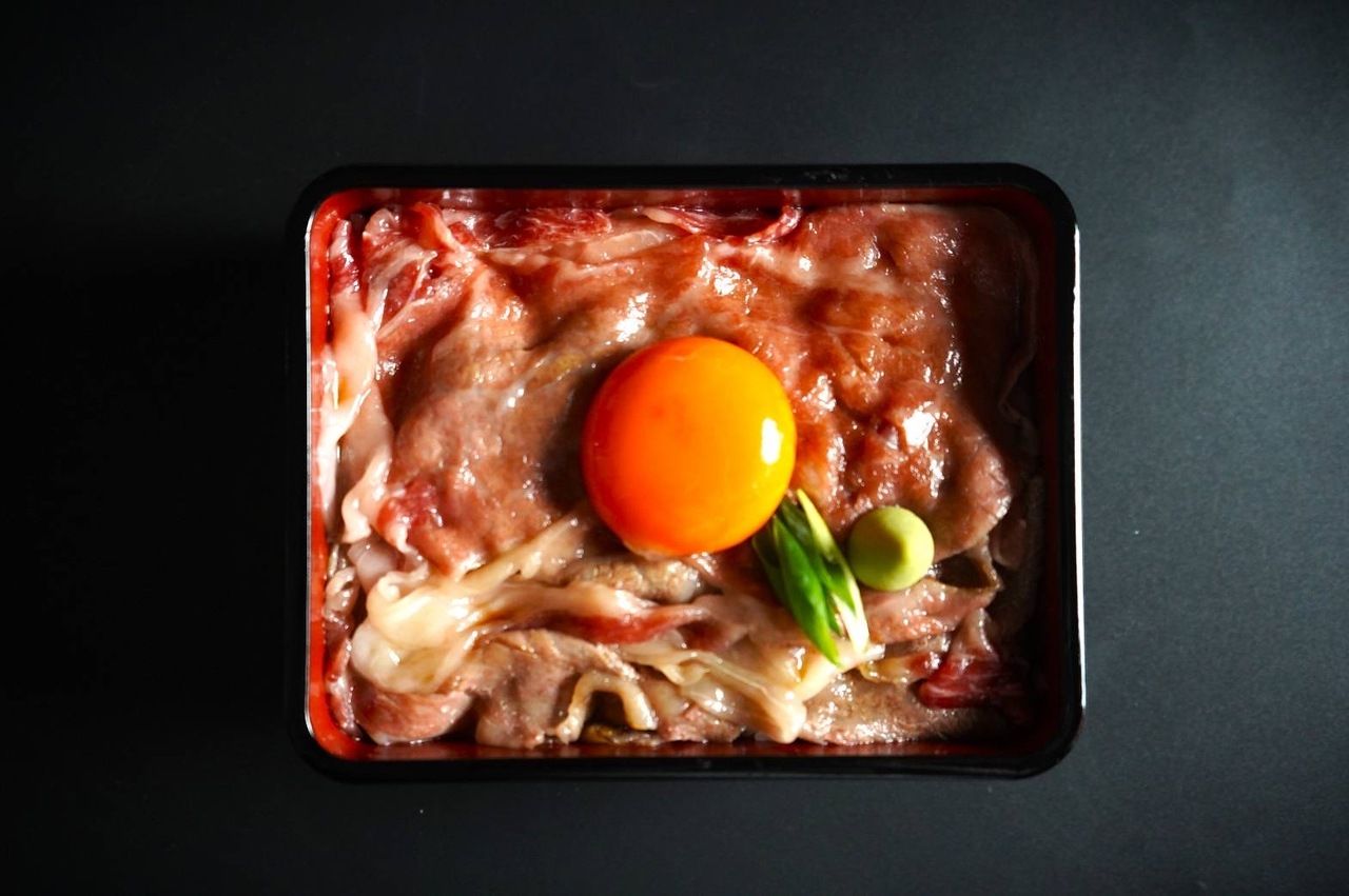 Espesyal na Sukiyaki Jū na may Yonezawa Beef (Yonezawa wagyu — premium na sukiyaki sa ibabaw ng kanin)