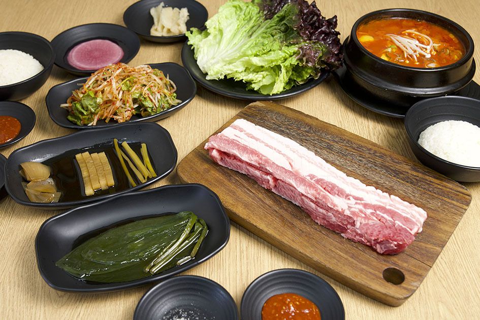 【午餐套餐】★ A 套餐 ★ 分量十足！熟成五花肉（samgyeopsal）与可选择的韩式辣汤（찌개）等