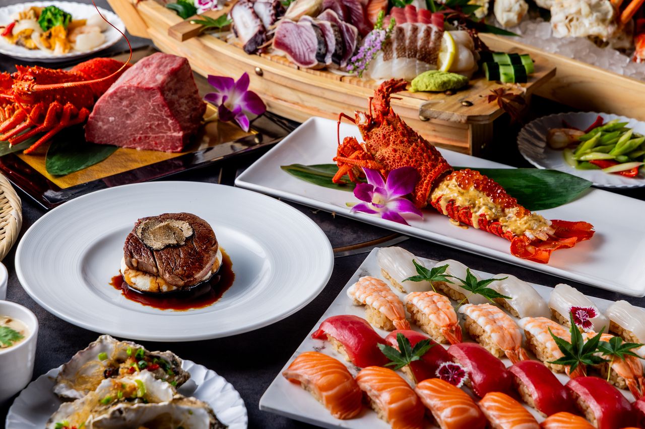 Teppanyaki Premium — 120-minute seating: Kuroge Wagyu with foie gras and extra-large Ise lobster with uni (sea urchin) cream sauce! Over 150 items: yakiniku plus Japanese, Western, and Chinese buffet, with all-you-can-drink.