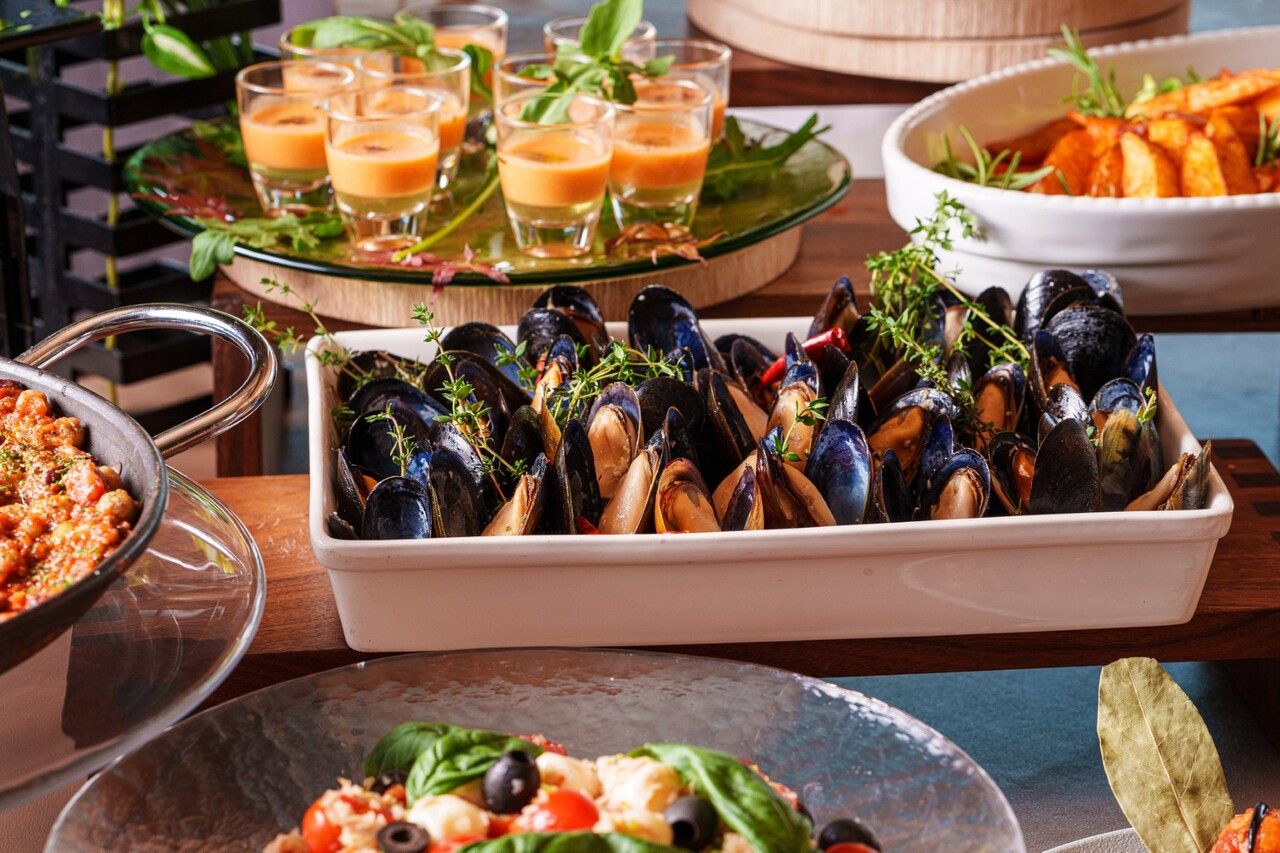 [Unlimited time lunch buffet on weekends and holidays + 90 minutes of free flow] Includes a choice of main course, a wide selection of desserts, and free drinks including Kobe tea