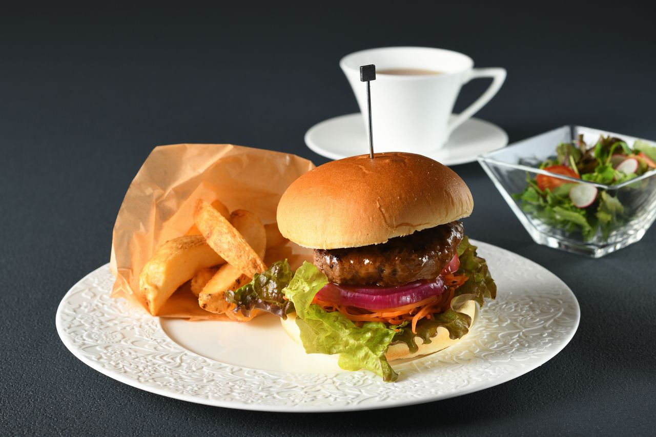 【仅限工作日】蔬菜沙拉和和牛汉堡套餐（含一杯饮料）