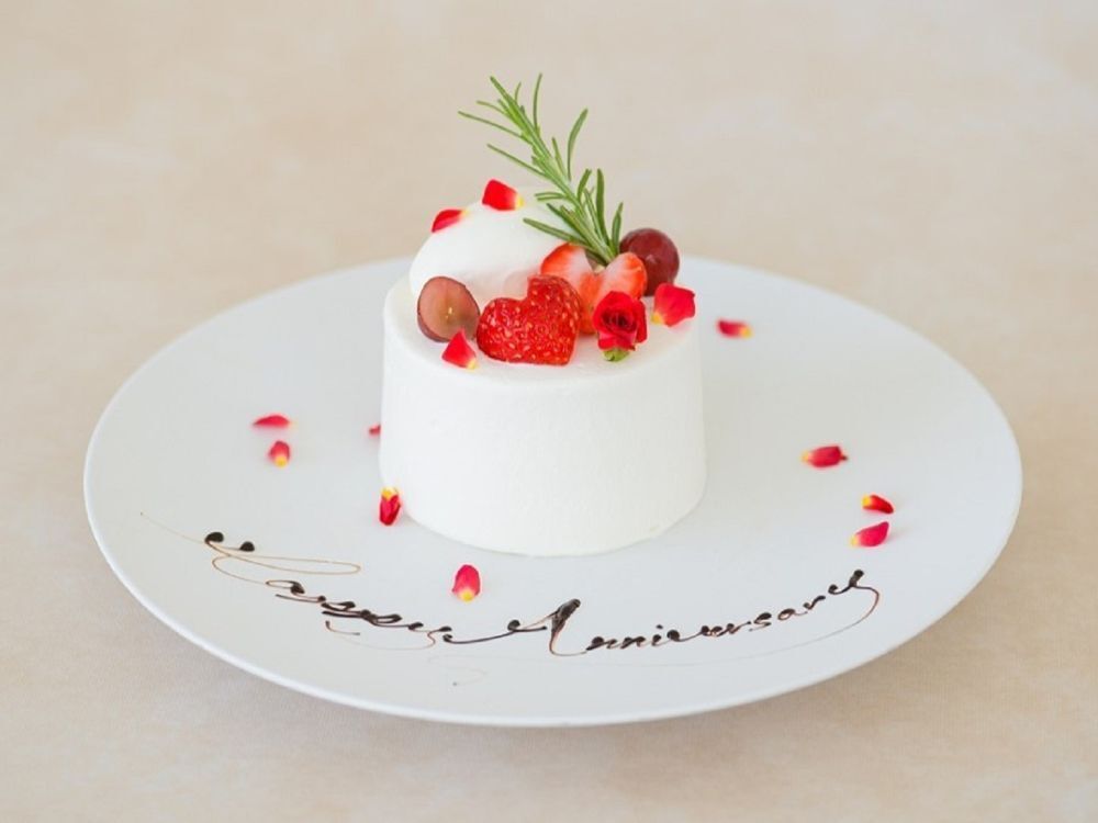 【週年紀念晚餐套餐】共9道菜，包括香檳祝酒和一整塊蛋糕