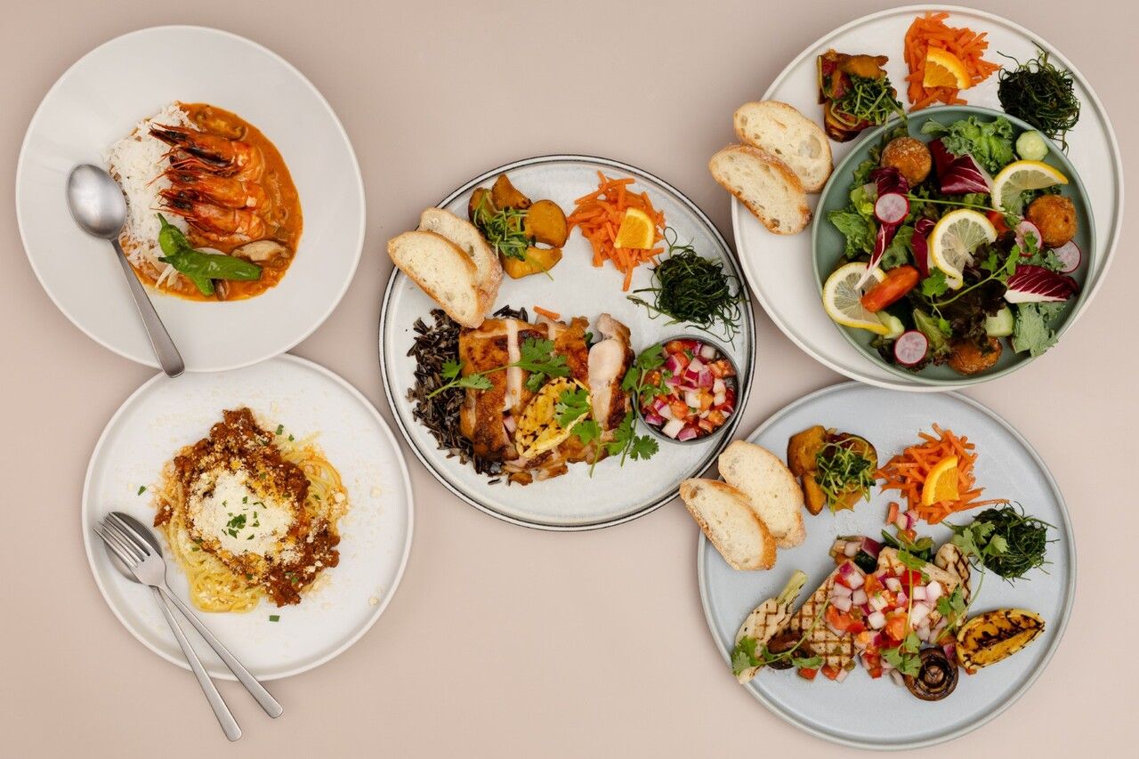 【午餐】選擇餐盤和沙拉、湯、飲料吧套餐