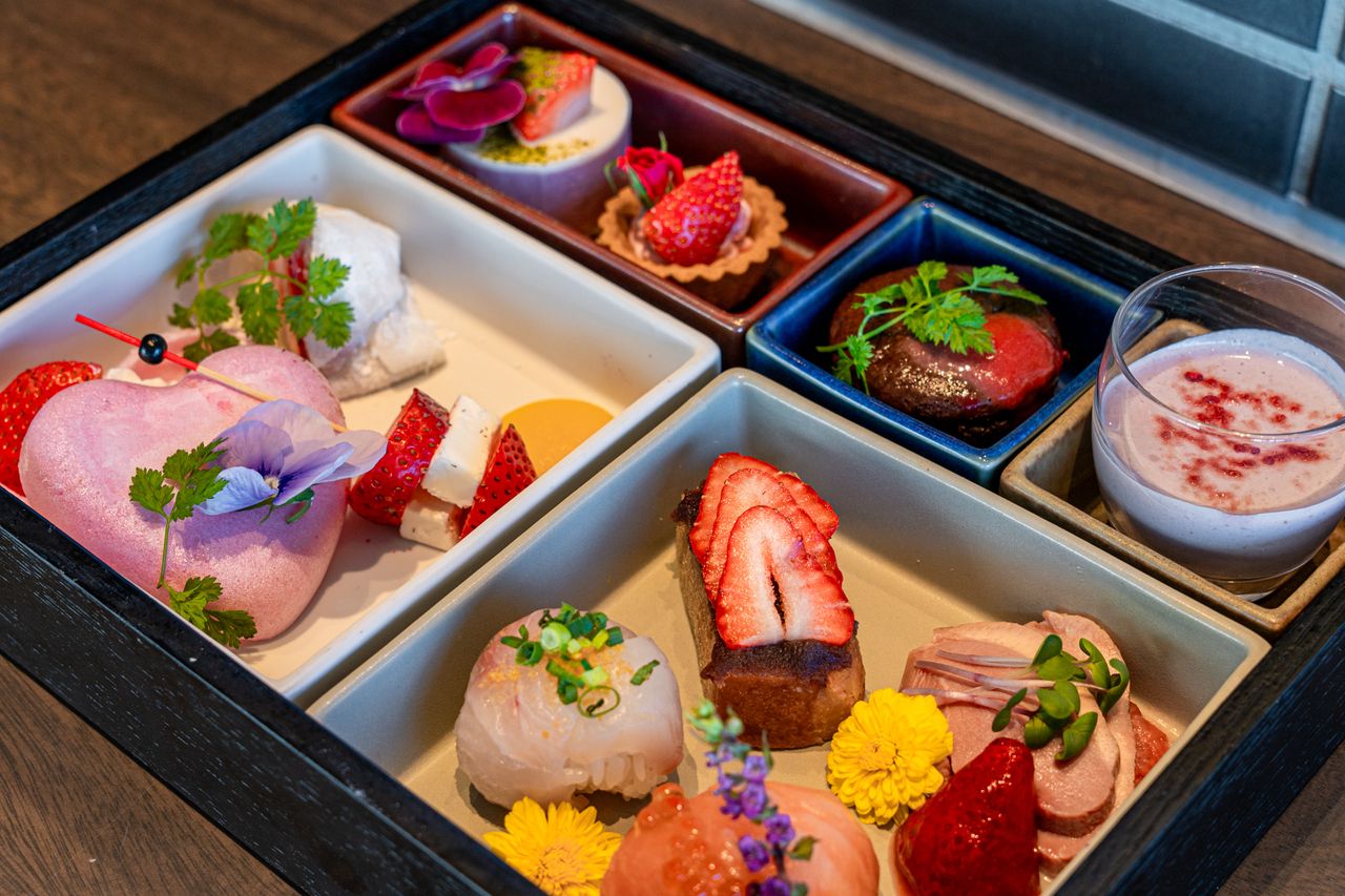 オフィシャルWeb限定最安値【苺のアフタヌーン箱】旬の和菓子やスイーツ、食事など＋ドリンクバー