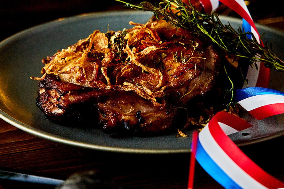 12/20～25【クリスマス限定★ランチ】WEB予約限定選べるドリンク1杯付き★野菜たっぷり！人気のデザート含むサラダブッフェランチ＜メイン：富士高原どりのロースト＞