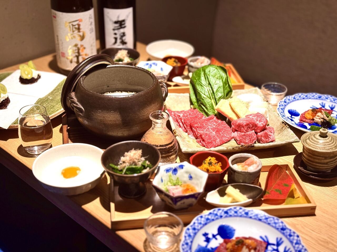 【6道菜+2小时畅饮】神户牛肉套餐：顶级牛肉刺身、5种家常菜、安康鱼茶碗蒸、切丁日本黑毛牛里脊肉和神户牛肉江户味噌寿喜烧、砂锅银米饭、时令鲜大福