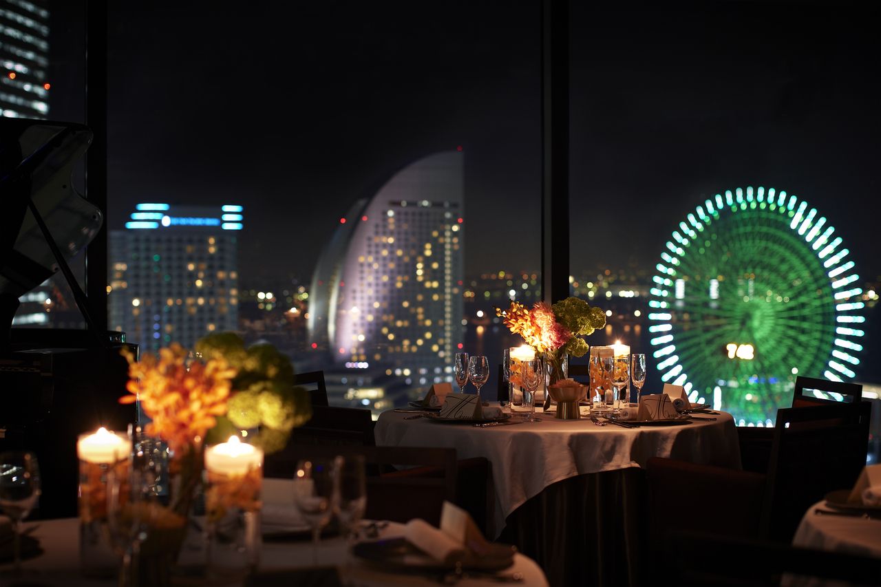 【ChristmasDinner2025】＜メインダイニング最前列＞特別演出+乾杯酒付き（18：00予約可能）