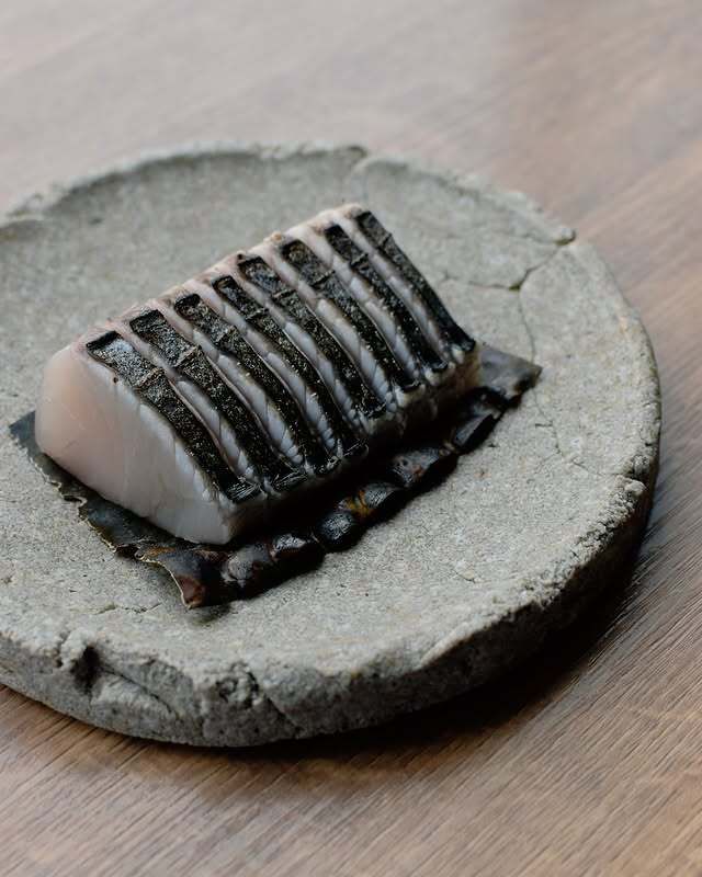 海鲜套餐：包含六道菜，包括餐前小点、面包、冷盘、意面、鱼类和甜点。