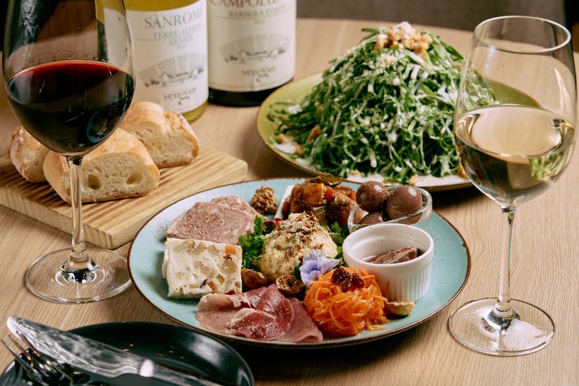 New Year's Party Course: Sparkling Wine Toast & Draft Beer for 2 Hours of All-You-Can-Drink! 24-Hour Preparation! This January-only 6,000 yen plan includes grilled chicken thighs, French fries, organic kale salad, and more. (For 4 or more people)