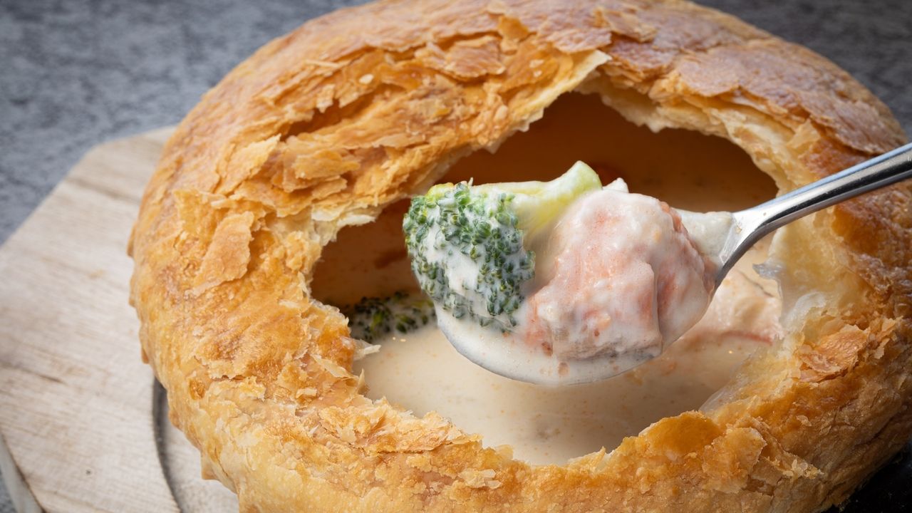 【季節限定】サーモンのチャウダースープ パイの包み焼き＋ビュッフェ（大人）