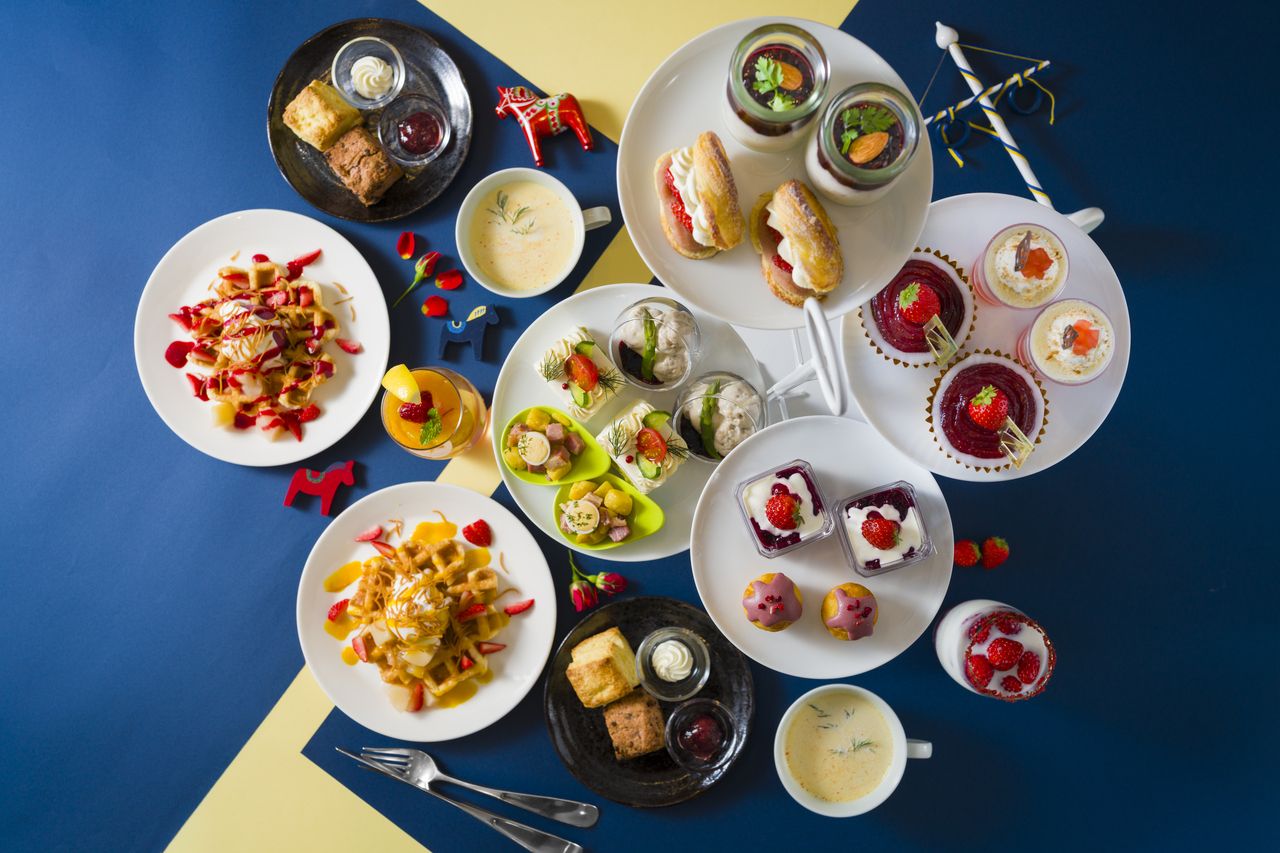 FIKA AFTERNOON TEA [Nordic x Strawberry] Nordic Strawberry Fair [March to May] Afternoon tea set of cakes, sweets, and savory dishes