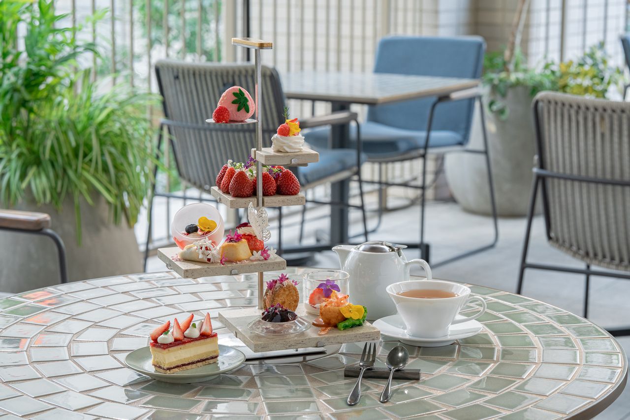 草莓下午茶，春花隨風搖曳