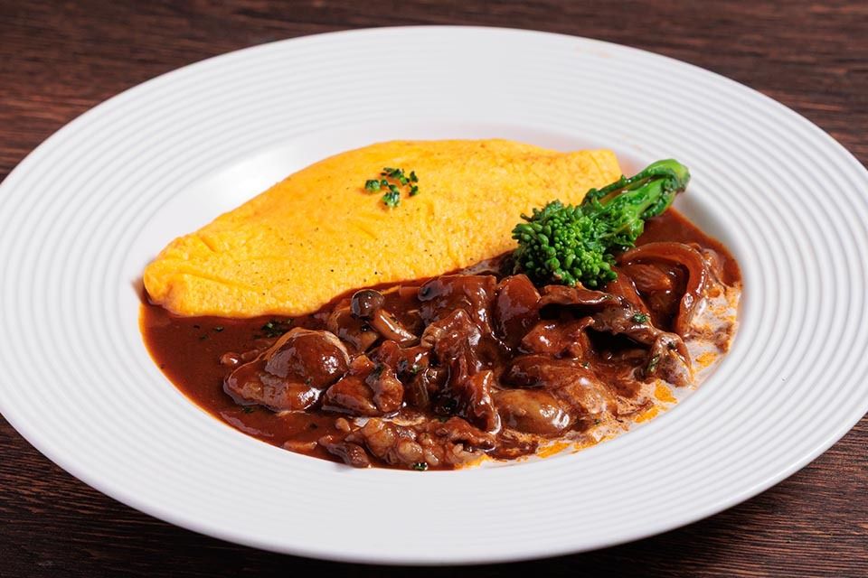 【4/1～4/30】国産牛バラ肉のハッシュドビーフ 　オムレツ添え