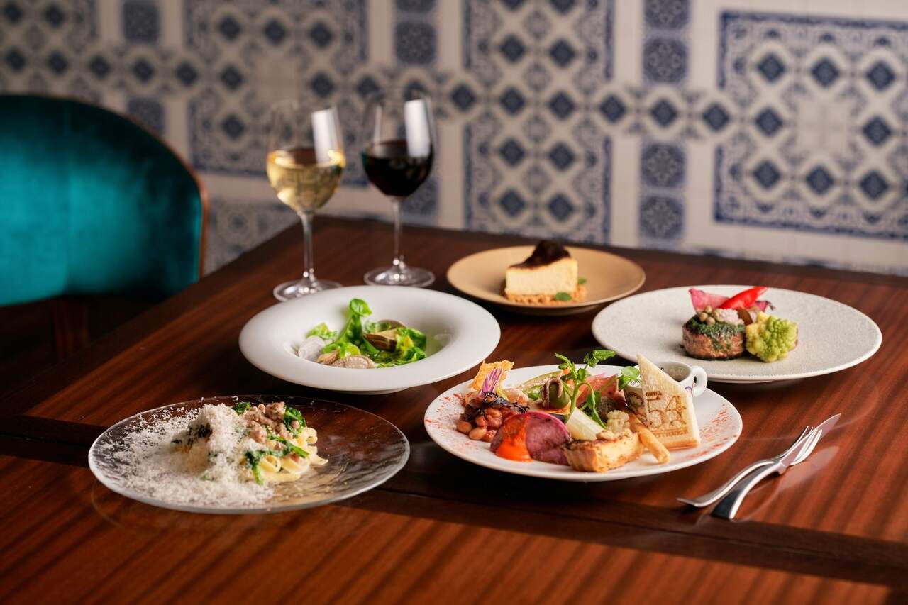 Dinner: Signature dish + choice of 3 drinks