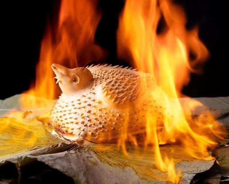 Món ăn chỉ phục vụ khi đặt bàn trước: "Gà Đông An cuốn lá sen nướng".