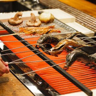 [Uogashida Indulgence Course] The grill master's skills shine! Enjoy a feast of specialty dishes such as exquisite satsuma-age (fried fish cake), giant long-armed prawns, and overnight-dried mackerel.