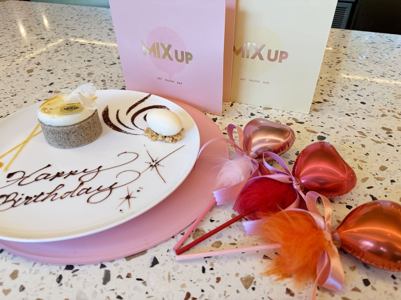 【アニバーサリープラン】CAKE SET+セレクトミニバルーン+メッセージプレート(20文字未満)+白の大理石カウンター席確約