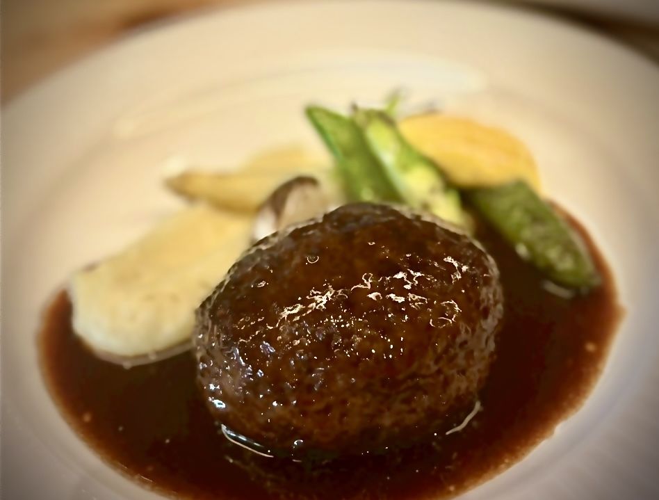 “Chef’s special Wagyu beef hamburger course, includes one soft drink: 6,000 yen”