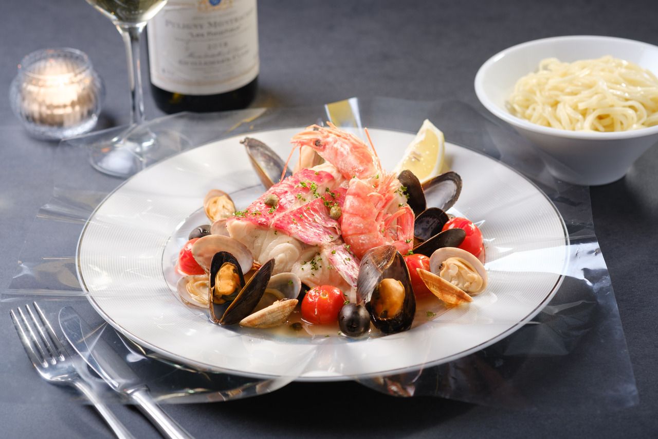 ปลาอบสไตล์โอกินาวาในฟอยล์ สไตล์ร้าน Acqua Pazza เสิร์ฟพร้อมสลัดบาร์สุดหรูและบุฟเฟ่ต์ของหวาน