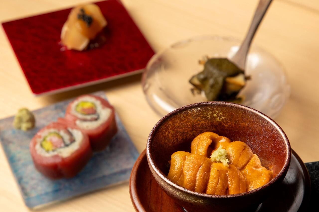[All-You-Can-Drink / Premium Uni Omakase Course] Includes generous portions of Hokkaido uni / A total of 20 seasonal dishes in this Omakase Course (12 nigiri pieces, 7 appetizers, and a soup bowl). Available until late August 2026.