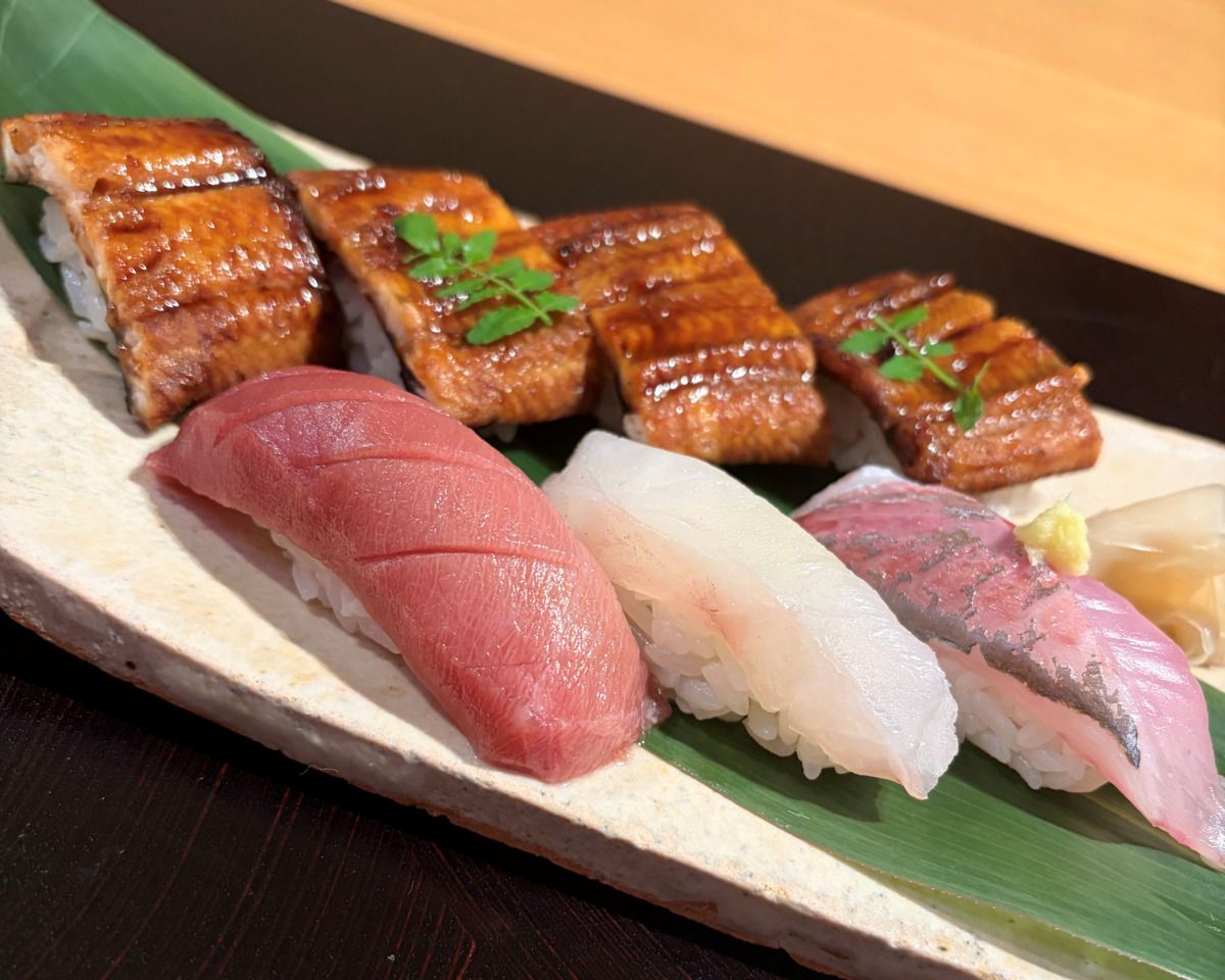 土用の丑！ 鰻握り4貫とおまかせ握り3貫ランチ（小鉢・赤出汁・デザート付き）