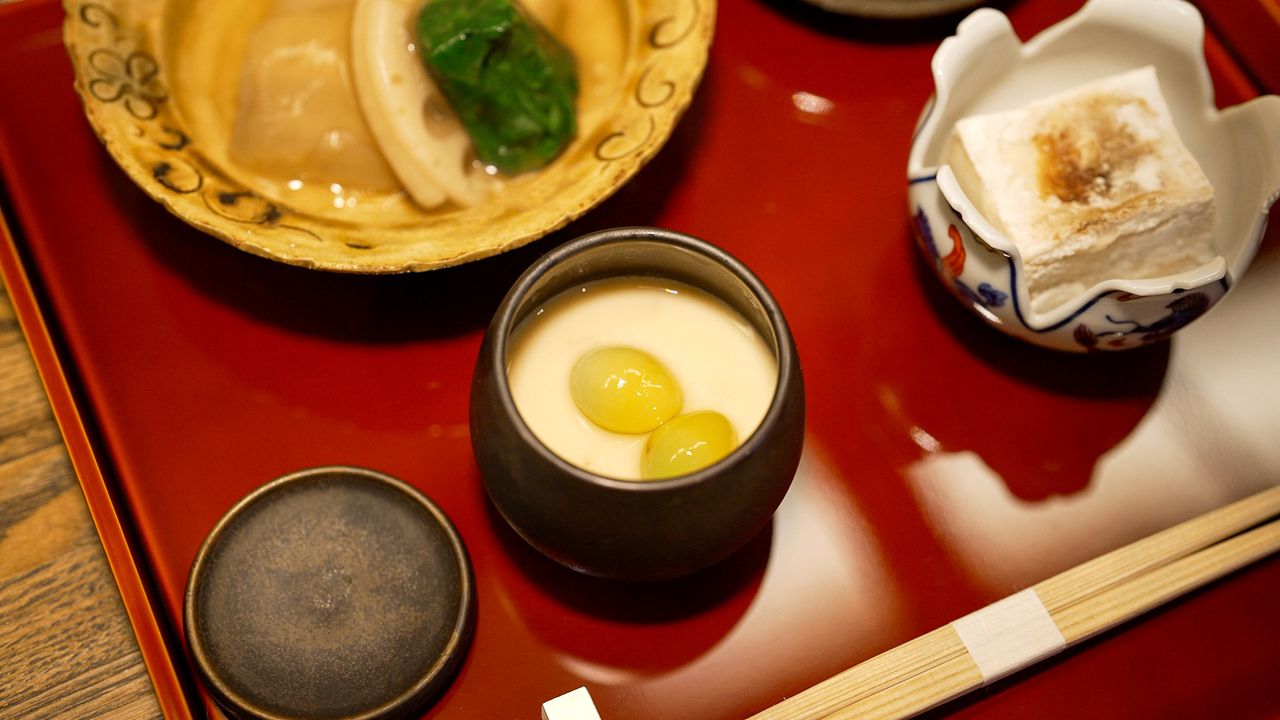 Approximately 11 courses; 15,000 yen (tax included), including 120 minutes of unlimited drinks. ※Over 10 varieties of Japanese sake to choose from. Seasonal Omakase Course.