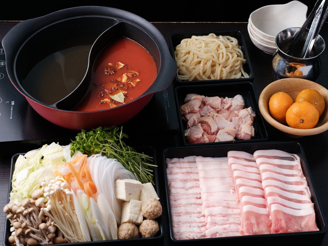 Surrounded by a kotatsu! 4 types of soup shabu-shabu set with Chami Pork & Bitchu Highland Chicken to choose from (includes all-you-can-drink) <5,980 yen per adult> 