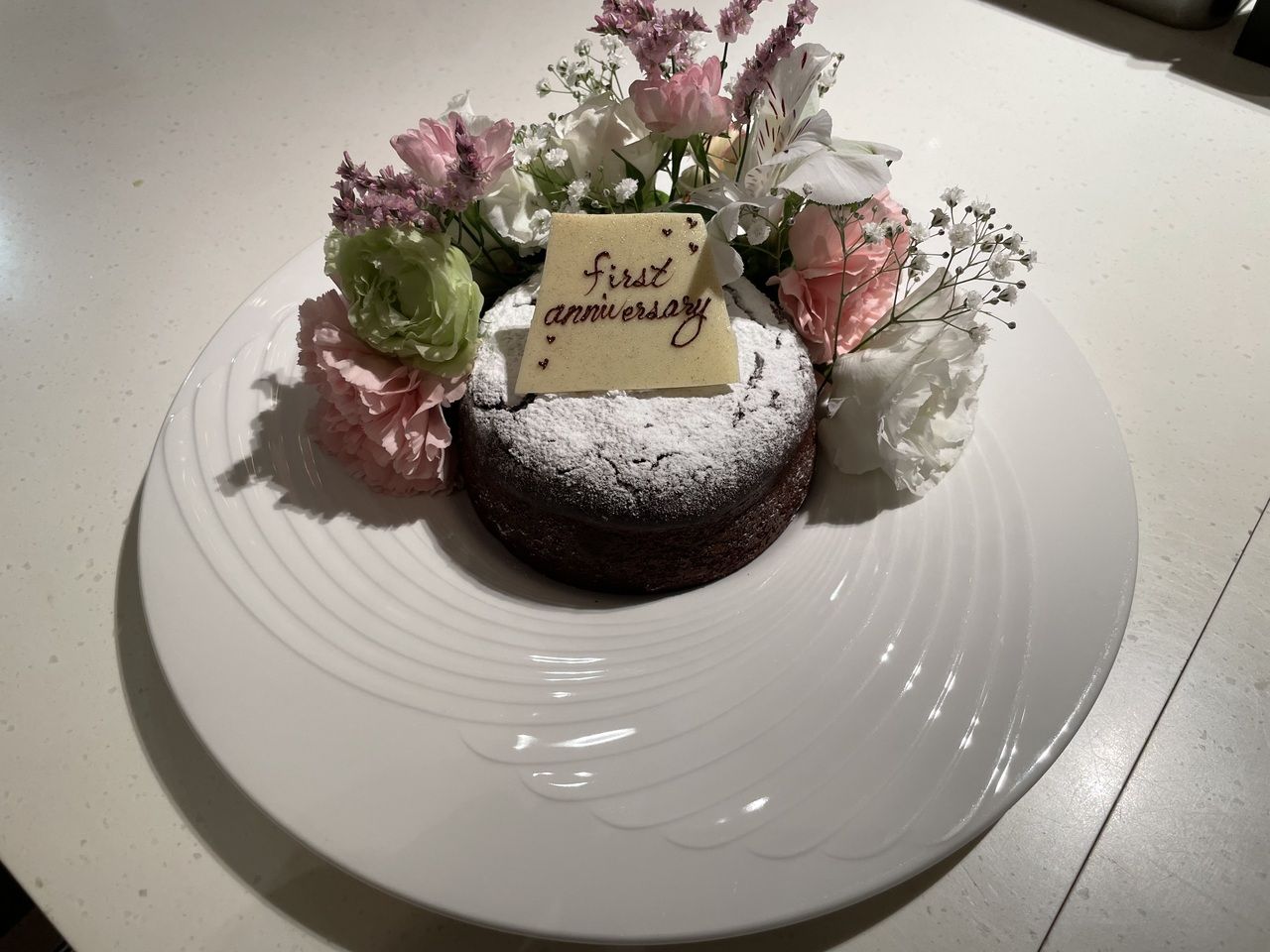 アニバーサリー用ガトーショコラのラウンドケーキ（お持ち帰り可能）