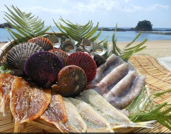 A fantastic value!  Limited to 2 persons – Enjoy freshly harvested seafood along with conversing Ama divers