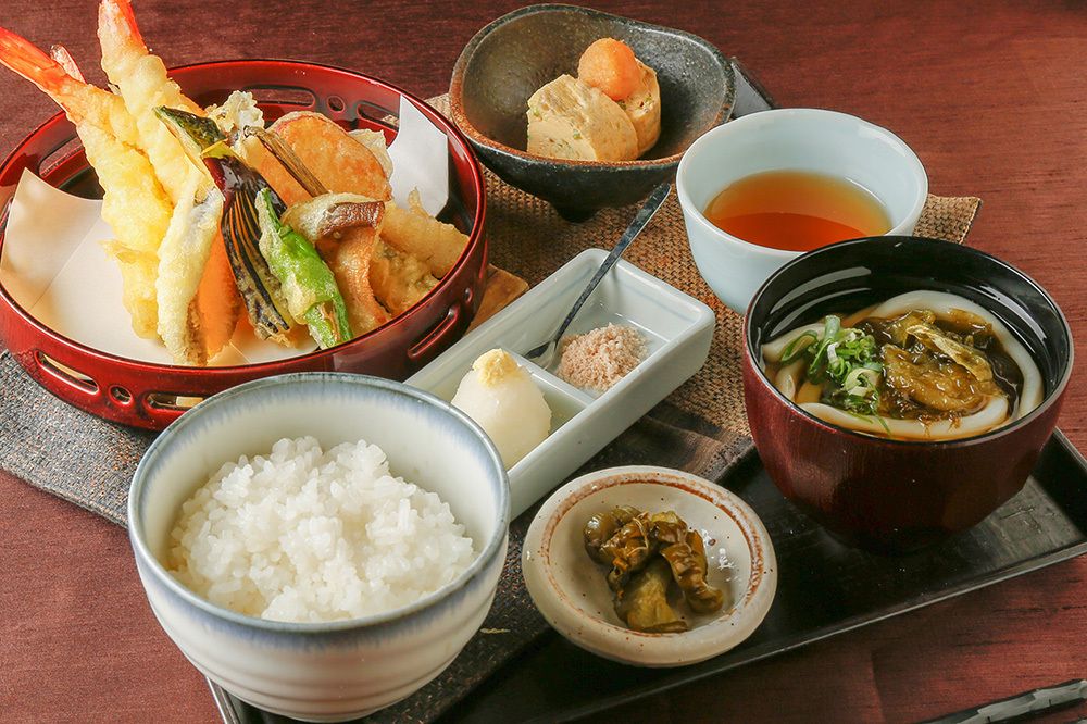 [आप जितना चाहें उतना पी सकते हैं लंच पार्टी योजना] एक भोज योजना जो केवल सप्ताहांत और छुट्टियों पर उपलब्ध है, जिसमें एक लंच सेट, दो साइड डिश और 120 मिनट तक आप जितना चाहें उतना पी सकते हैं।