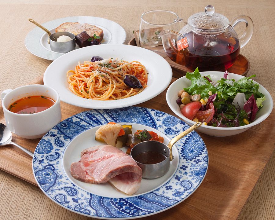 【女子会ランチ】サラダビュッフェやローストビーフなど全6皿+3時間飲み放題+アニバーサリープレート(大皿シェア)