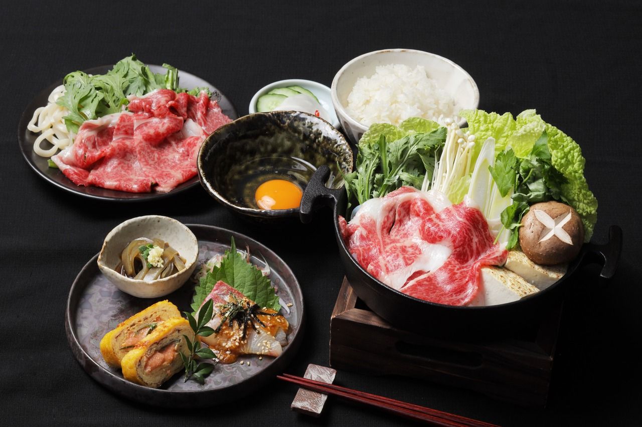 Kyushu Kuroge Wagyu Beef Sukiyaki Set with three Fukuoka specialty appetizers 3,600 yen