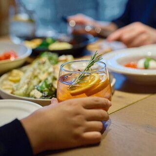 Casual plan with free drinks included. [This meat bar plan includes 5 dishes and 9 varieties, including seasonal appetizers, herb-grilled young chicken, and thick-cut bacon prosciutto! It also includes beer, highballs, and various sours! Perfect for any banquet!]