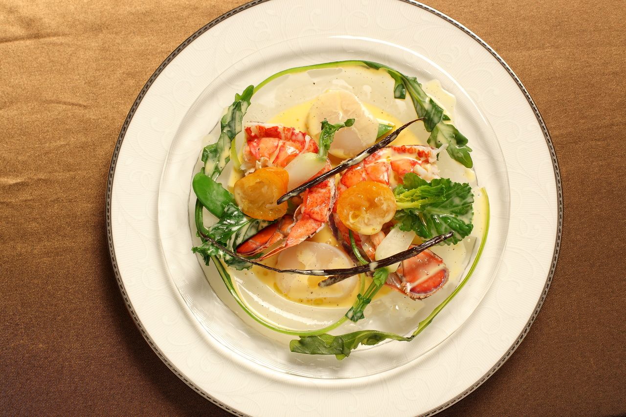 【公式オンライン限定アニバーサリー】旬の鮮魚＆国産牛ローストビーフのWメインコース＋乾杯酒・ケーキ・花束