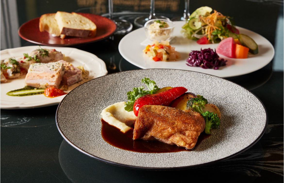 Dinner course with toast drink