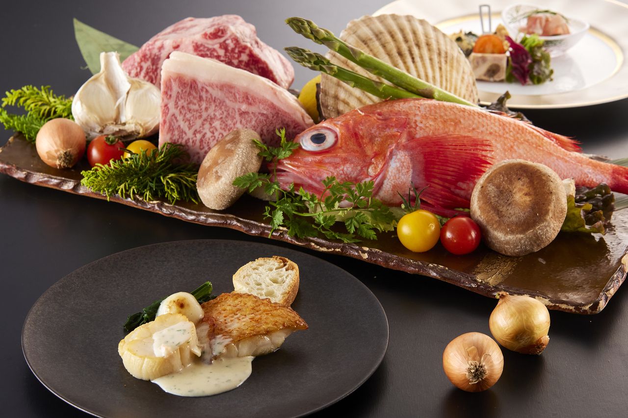 Lunch course featuring Shiretoko beef, Saroma black beef and two types of seafood