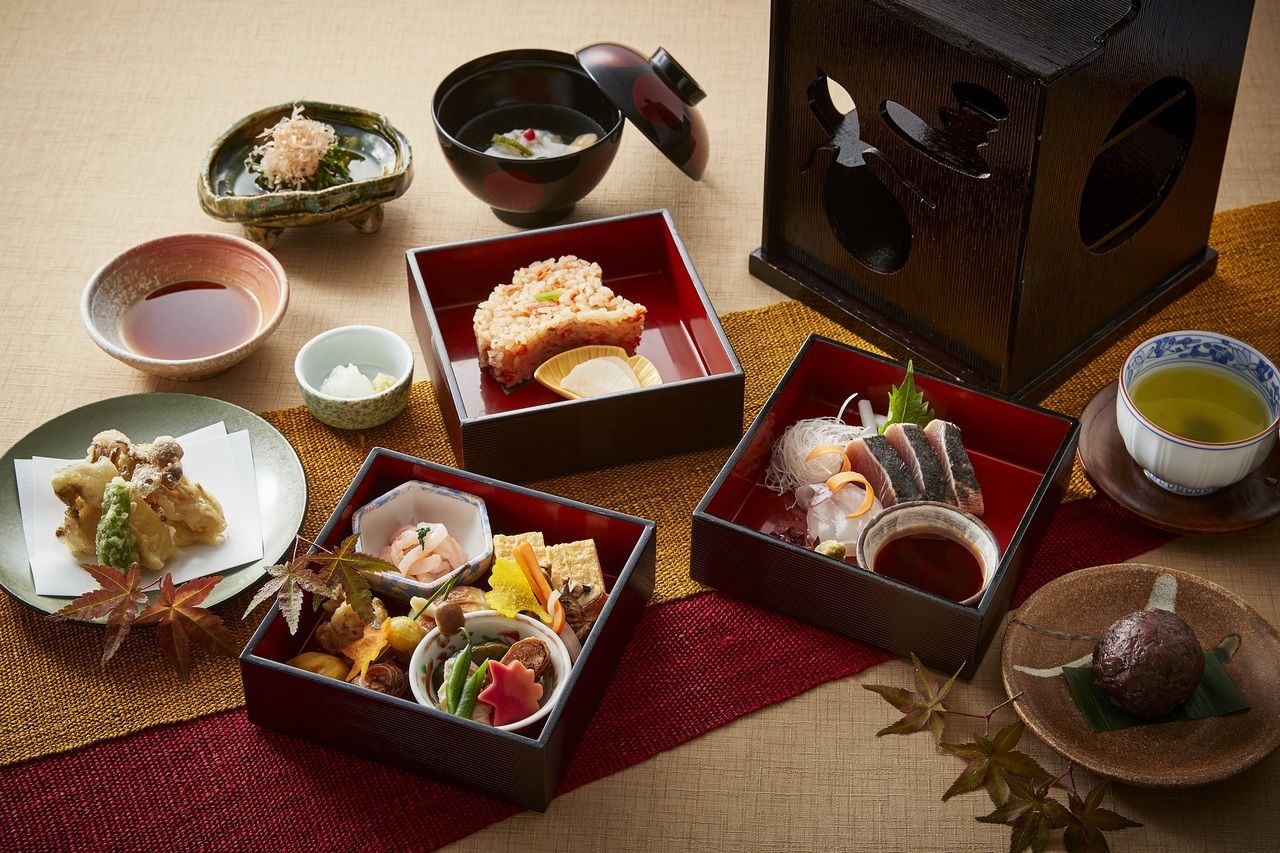 Seasonal three-tiered bento box: 6,800 yen (tax and service charge included)