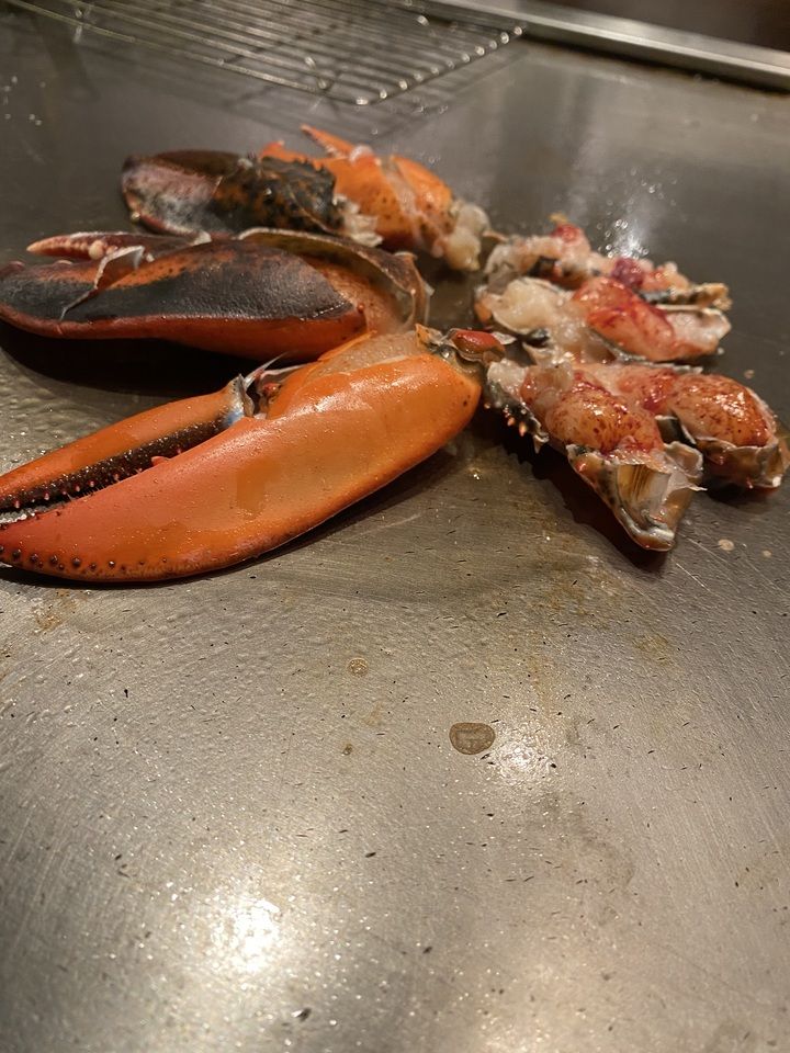 [菜单 S] 2 道时令开胃菜、龙虾、肉类菜肴 + 5 杯搭配葡萄酒 + 餐后饮品仅限在线预订