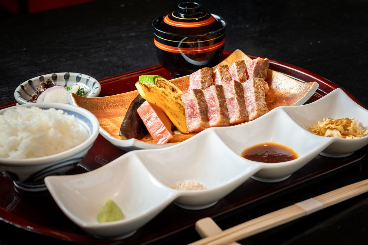 国産牛の鉄板焼きランチ 【彩」】さい　サラダ・国産牛サーロインと野菜の鉄板焼き・デザート　など5品　