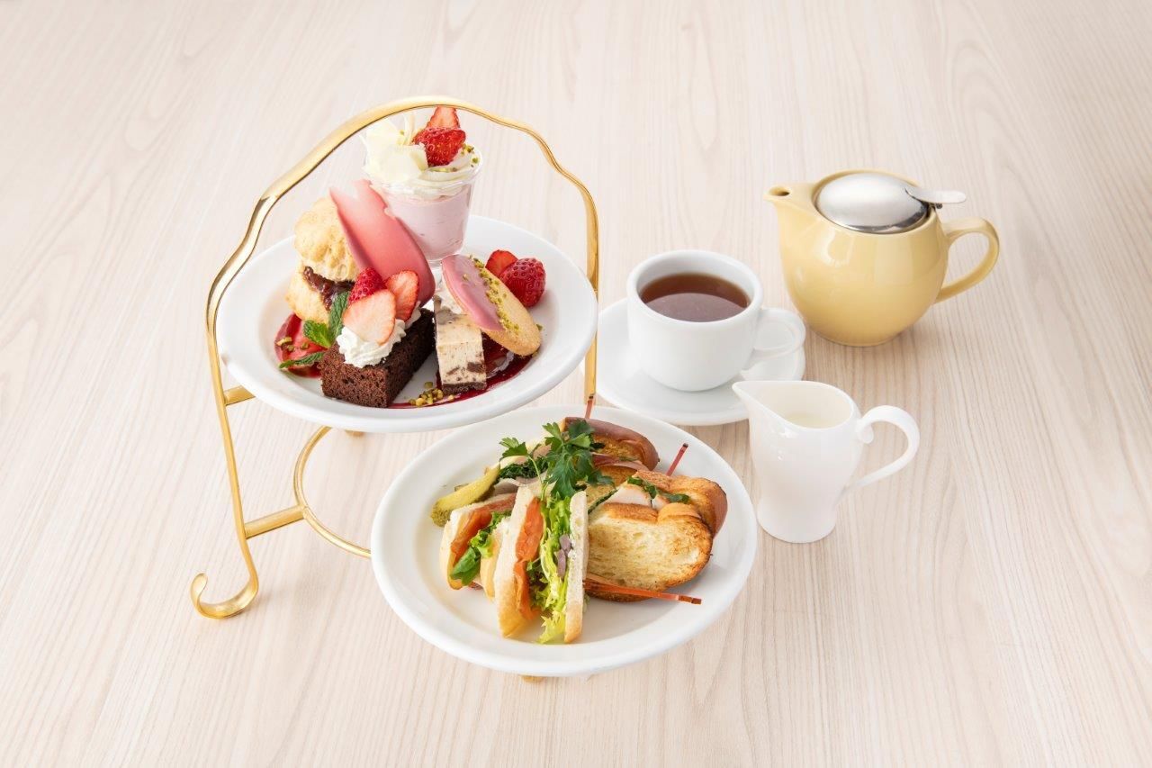 [Strawberry afternoon tea set]  Assortment of 5 desserts and sandwiches